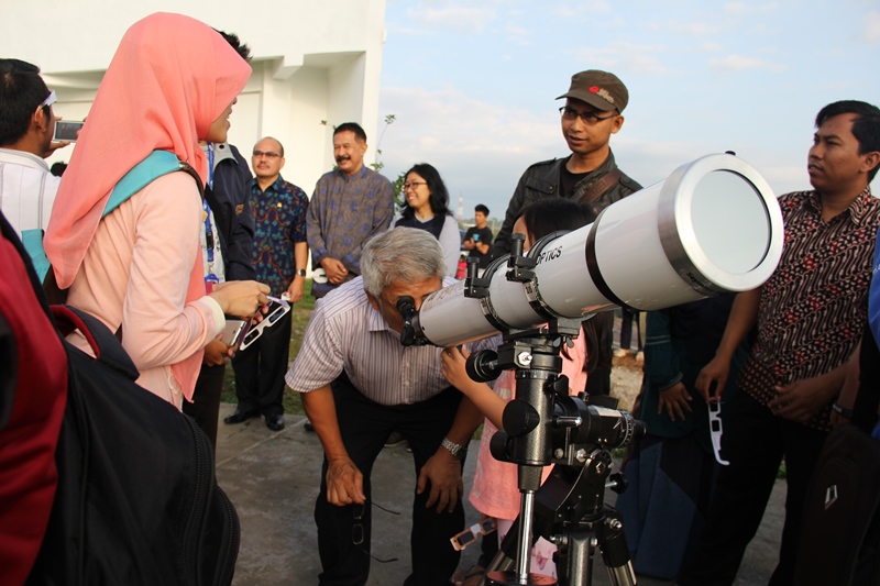 Warga Antusias Amati Gerhana Matahari di ITERA