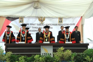 Rektor ITERA Kukuhkan 1.298 Mahasiswa Baru