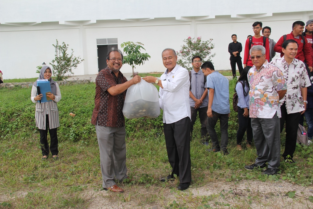 Pemkot Bandar Lampung Tebar 10 Ribu Benih Ikan di Embung ITERA