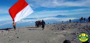 KMPA ITERA Kibarkan Merah Putih di Puncak Gunung Semeru