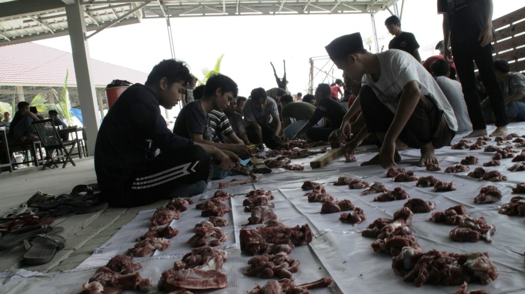 ITERA Bagikan Daging Kurban