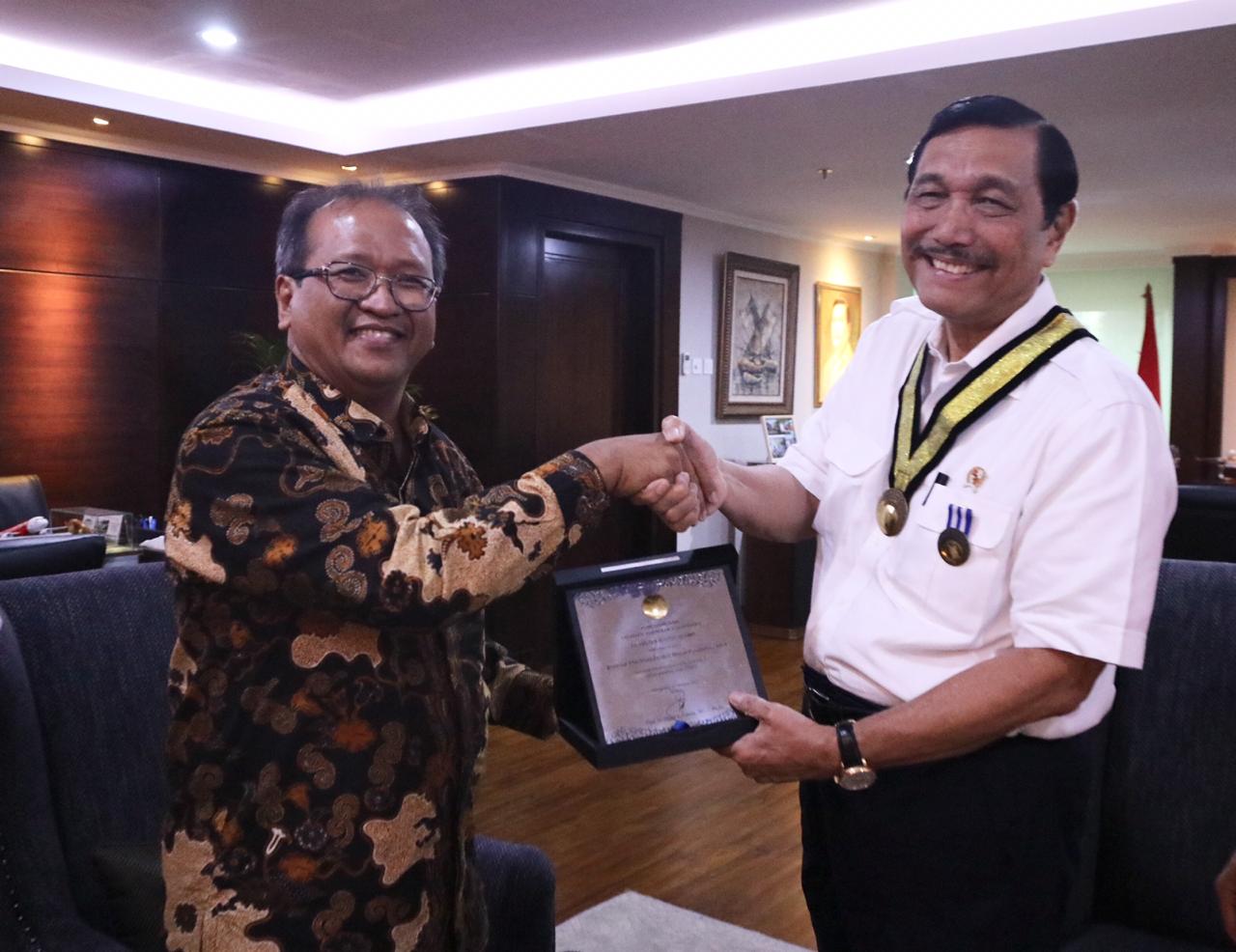 Rektor ITERA Serahkan Penghargaan untuk Menko Kemaritiman