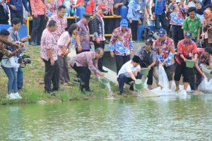 Wali Kota Tebar 50 Ribu Benih Ikan di Embung ITERA