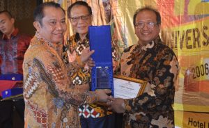 Rektor ITERA Terima Penghargaan Kupas Tuntas Award