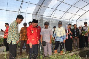 Wali Kota Bandar Lampung Tebar Benih Ikan di Embung Kebun Raya ITERA