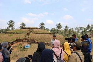 Peserta NASE Kunjungan Astronomi ke Taman Purbakala Pugung Raharjo