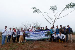 Sivitas Akademika ITERA Tanam Pohon di Kawasan Kampus