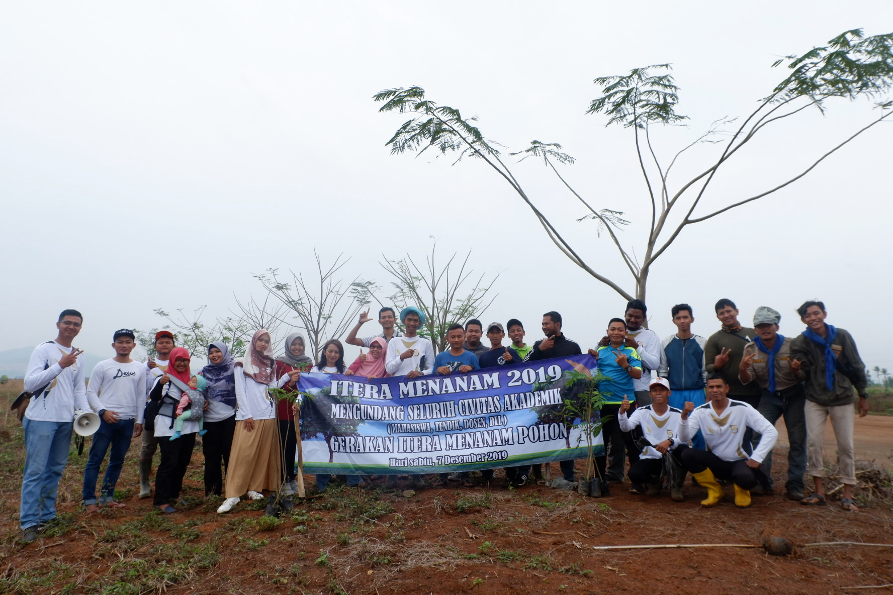 Sivitas Akademika ITERA Tanam Pohon di Kawasan Kampus