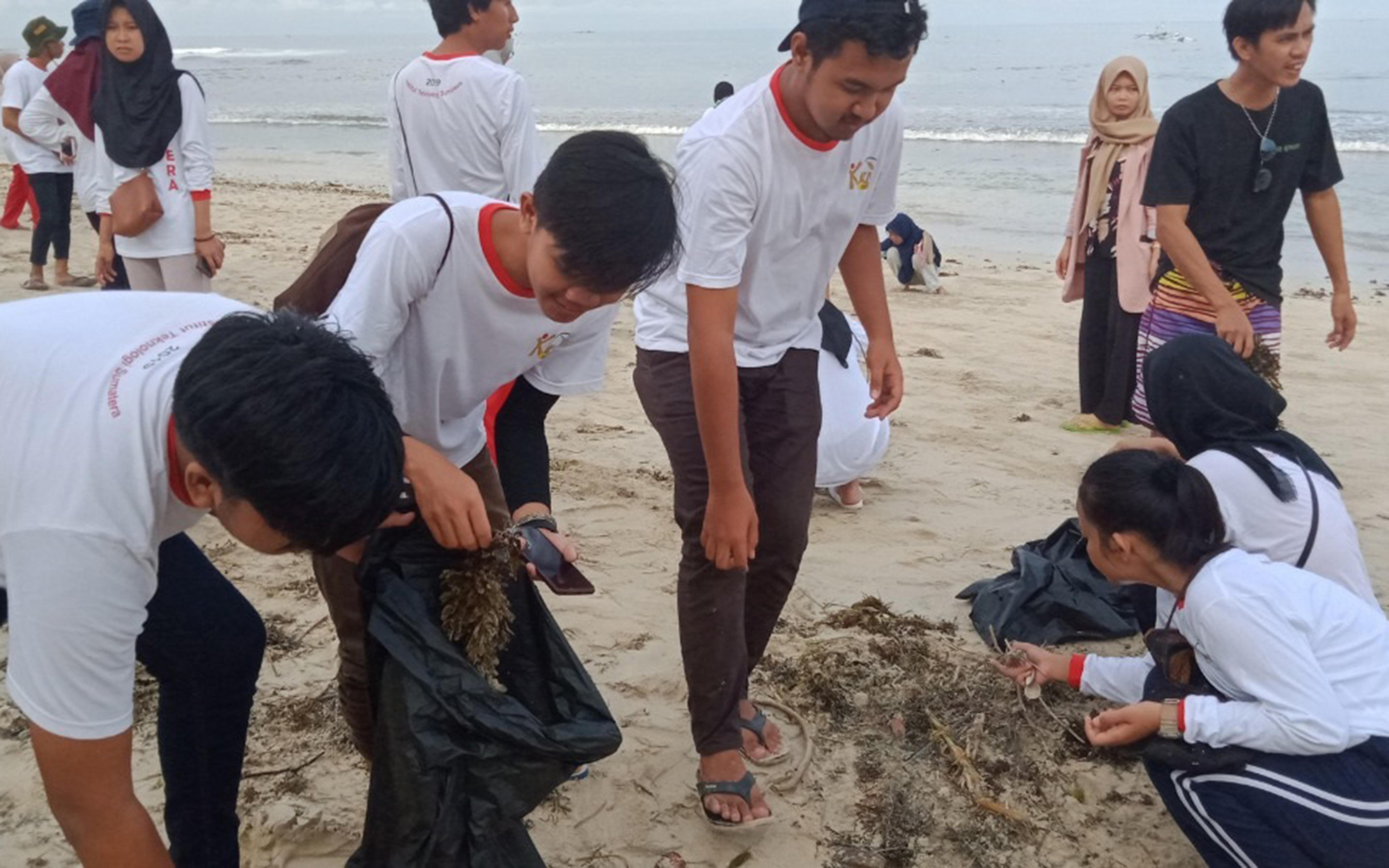 Mahasiswa KKN ITERA Bersih Pantai di Pesisir Barat