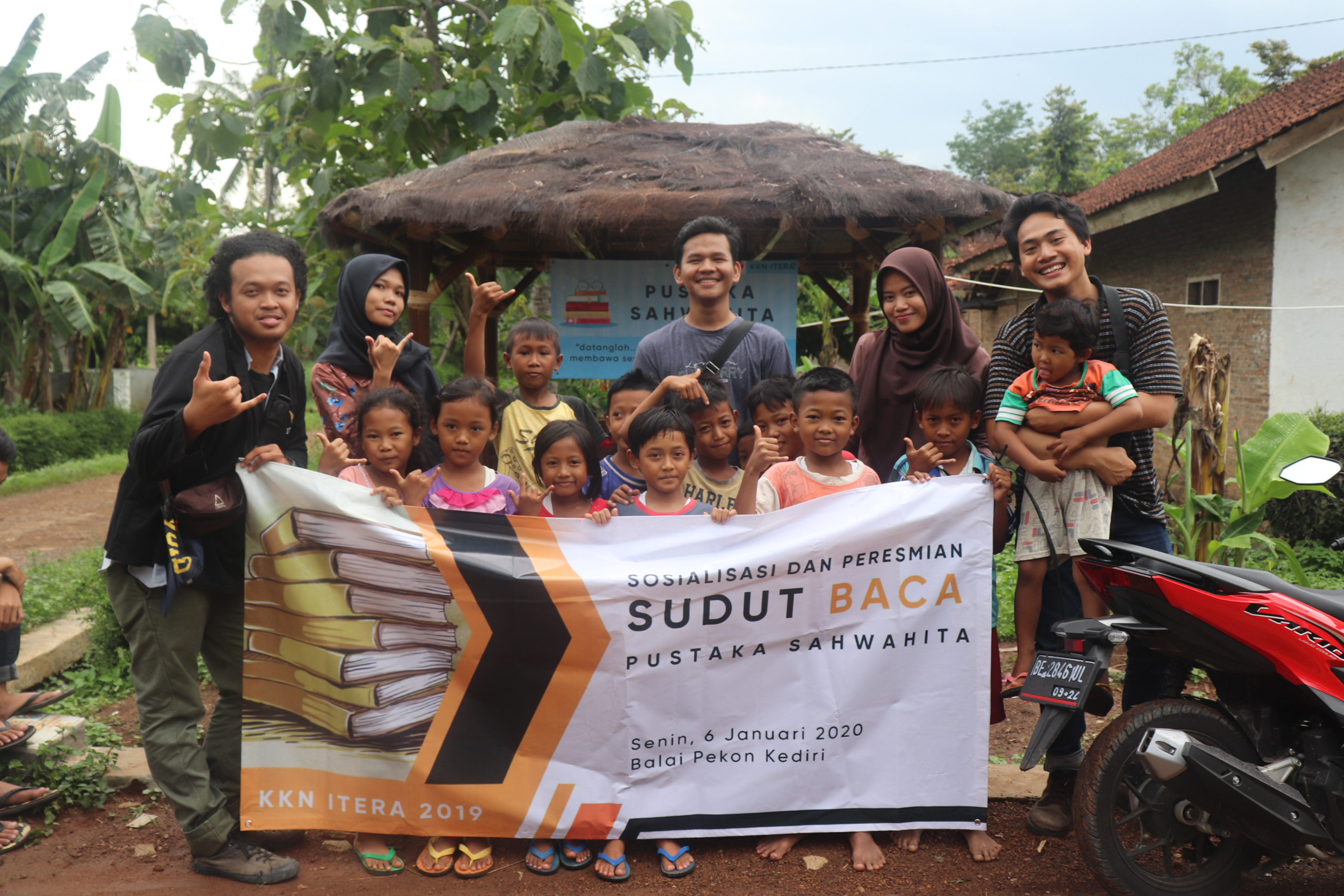 Tingkatkan Budaya Literasi Warga, Mahasiswa ITERA Dirikan Sudut Baca