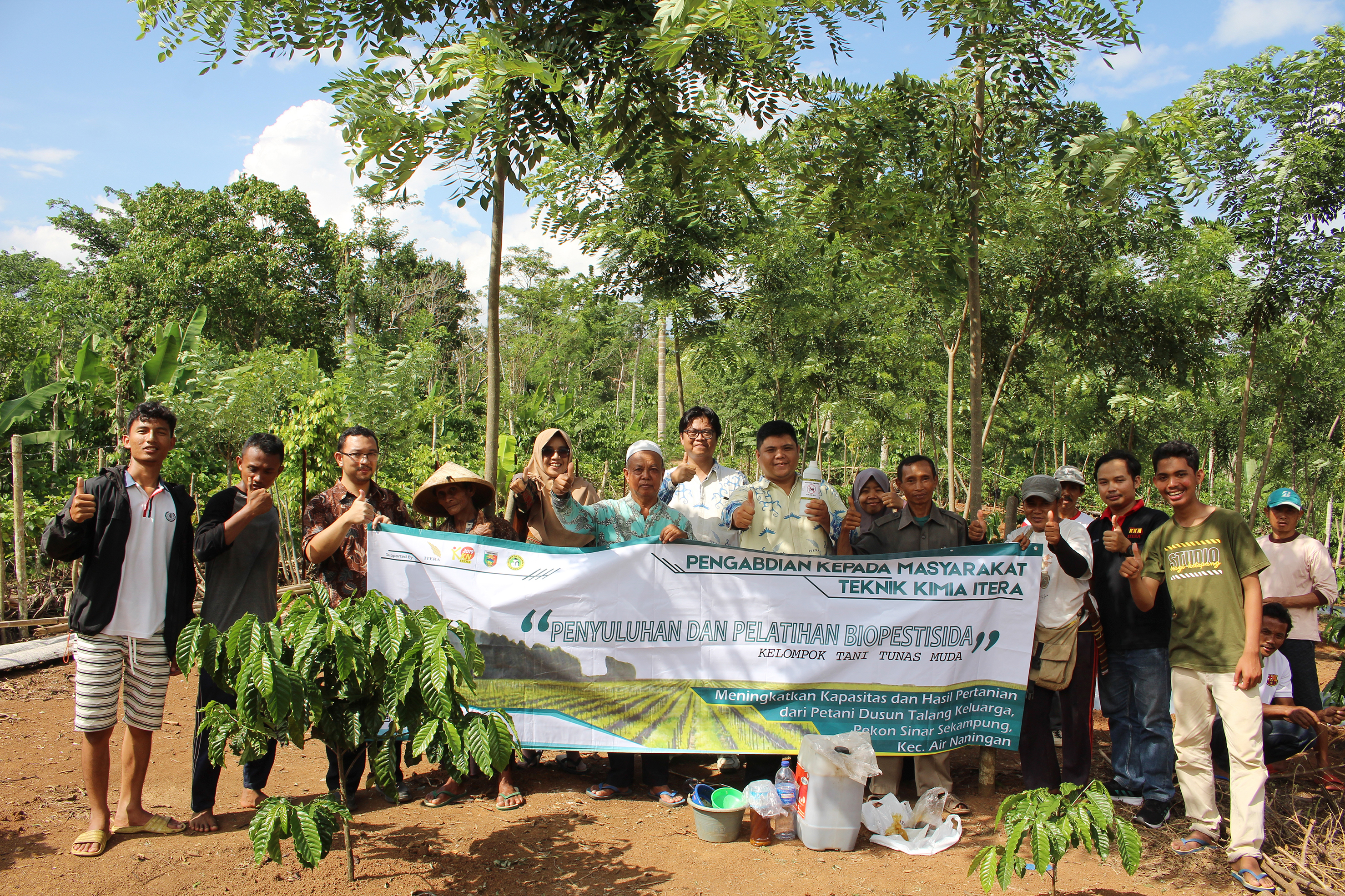 Dosen dan Mahasiswa ITERA Latih Petani Buat Biopestisida