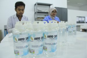 Dosen dan Mahasiswa ITERA Kolaborasi Produksi Hand Sanitizer