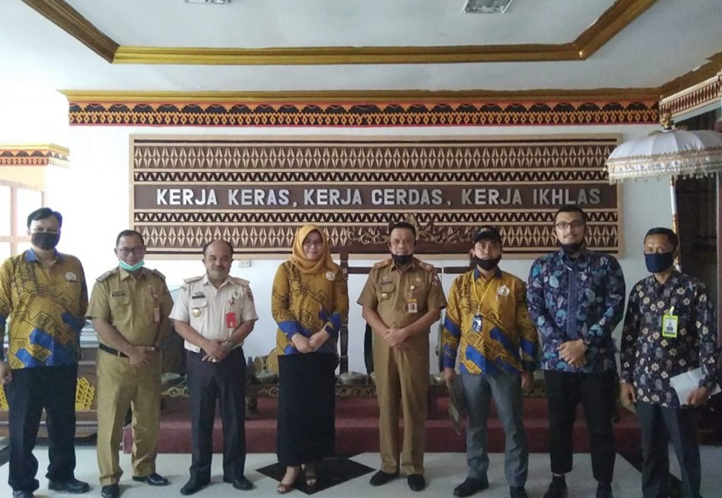 Tim KKN ITERA Berfoto bersama jajaran Pemerintah Kabupaten Lampung Utara, usai audiensi terkait pelaksanaan KKN Daring, Selasa (23/6/2020). FOTO : Dok. LP3 ITERA