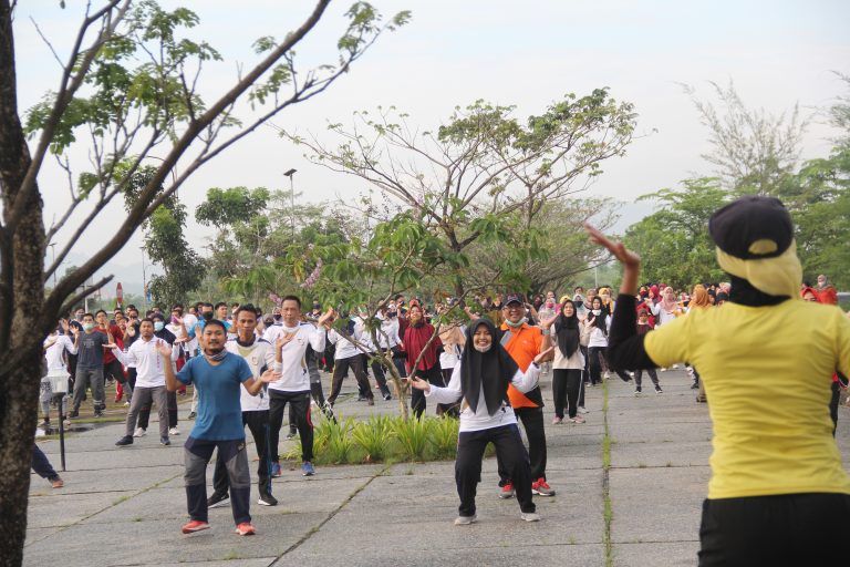 SENAM BERSAMA,. Para pegawai ITERA mengikuti senam bersama, di Pelatana Gedung A Kampus ITERA, Jumat (3/7/2020). Foto : Humas/ Dzaky Ardi Nugroho