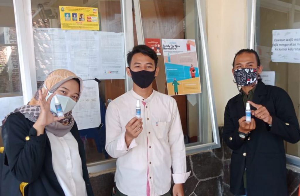Mahasiswa KKN ITERA membagikan hand sanitizer kepada warga di Kelurahan Rajabasa, Bandar Lampung, beberapa waktu lalu. FOTO : Dok. KKN ITERA