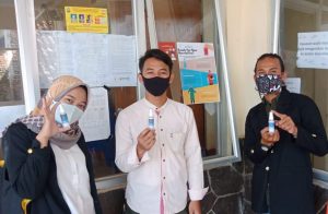 Peduli Covid-19 Mahasiswa KKN ITERA Bagikan Hand Sanitizer