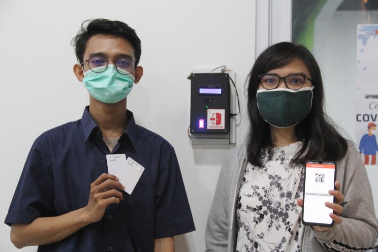 Dua mahasiswa ITERA dari Prodi Teknik Elektro, Rahman Ecky dan Diana Anggreani menunjukkan alat pengaman pintu digital berbasis android yang diberi nama Audockpora. Foto: Humas/ Dzaky Ardi Nugroho