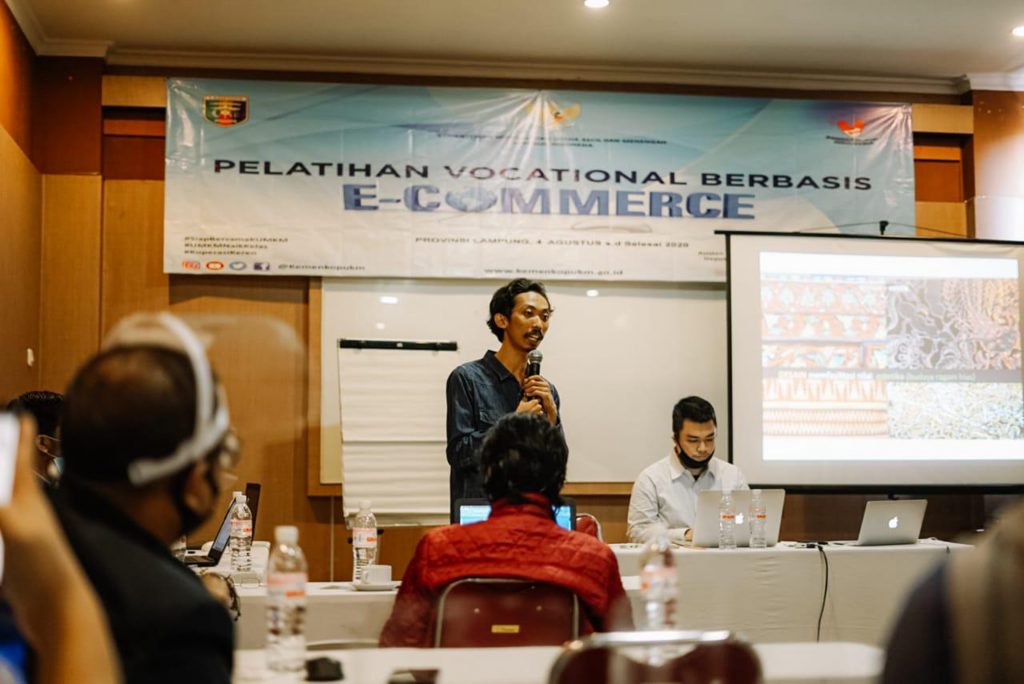 Dosen ITERA menjadi instruktur dalam pelatihan vocational berbasis e-commerce yang didakan Kementerian Koperasi dan UKM, di Bandar Lampung, 4-7 Agustus 2020. Foto : Dok. Humas