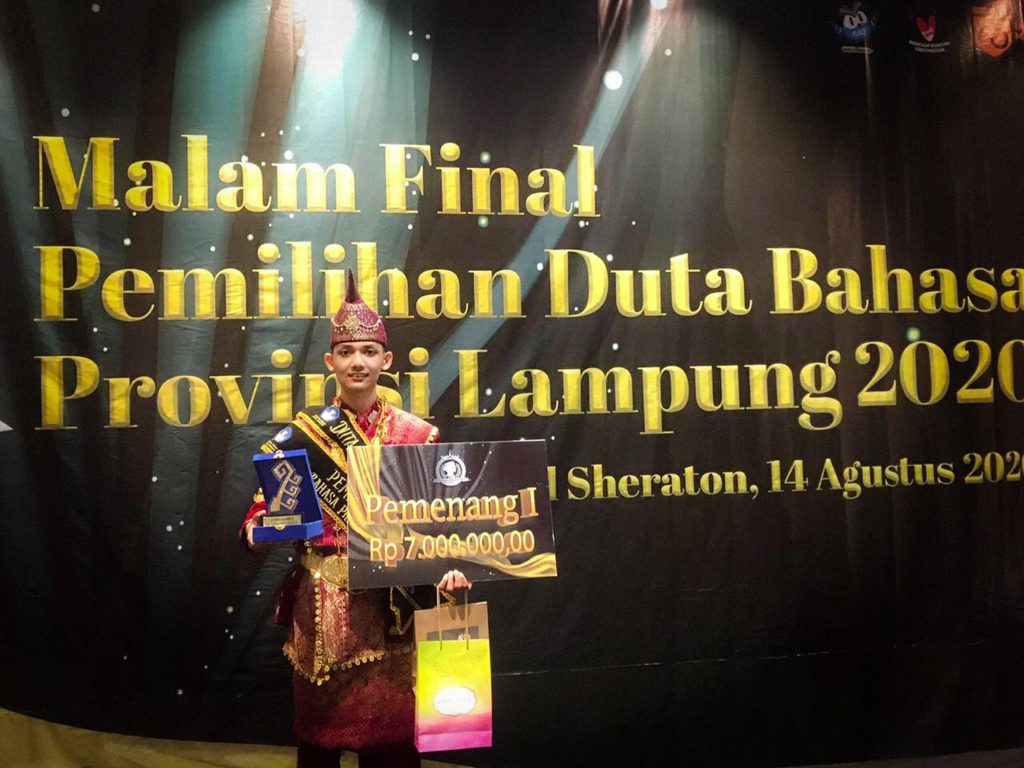Bagas Arya Ariyanto Mahasiswa Program Studi Sains Aktuaria ITERA berhasil menjadi juara I Duta Bahasa Provinsi Lampung tahun 2020. Foto : Dok. Humas