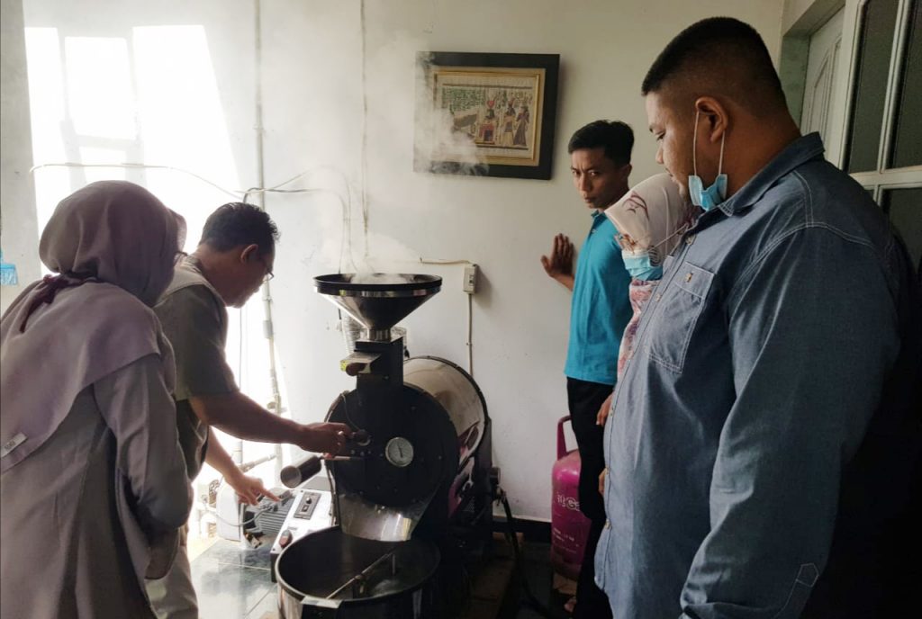 Tim Dosen Prodi Teknologi Industri Pertanian ITERA mengadakan kegiatan pengabdian kepada masyarakat dengan melakukan pendampingan sistem jaminan halal (SJH) bagi pelaku usaha mikro kecil menengah, di Bandar Lampung. Foto : Dok. Humas