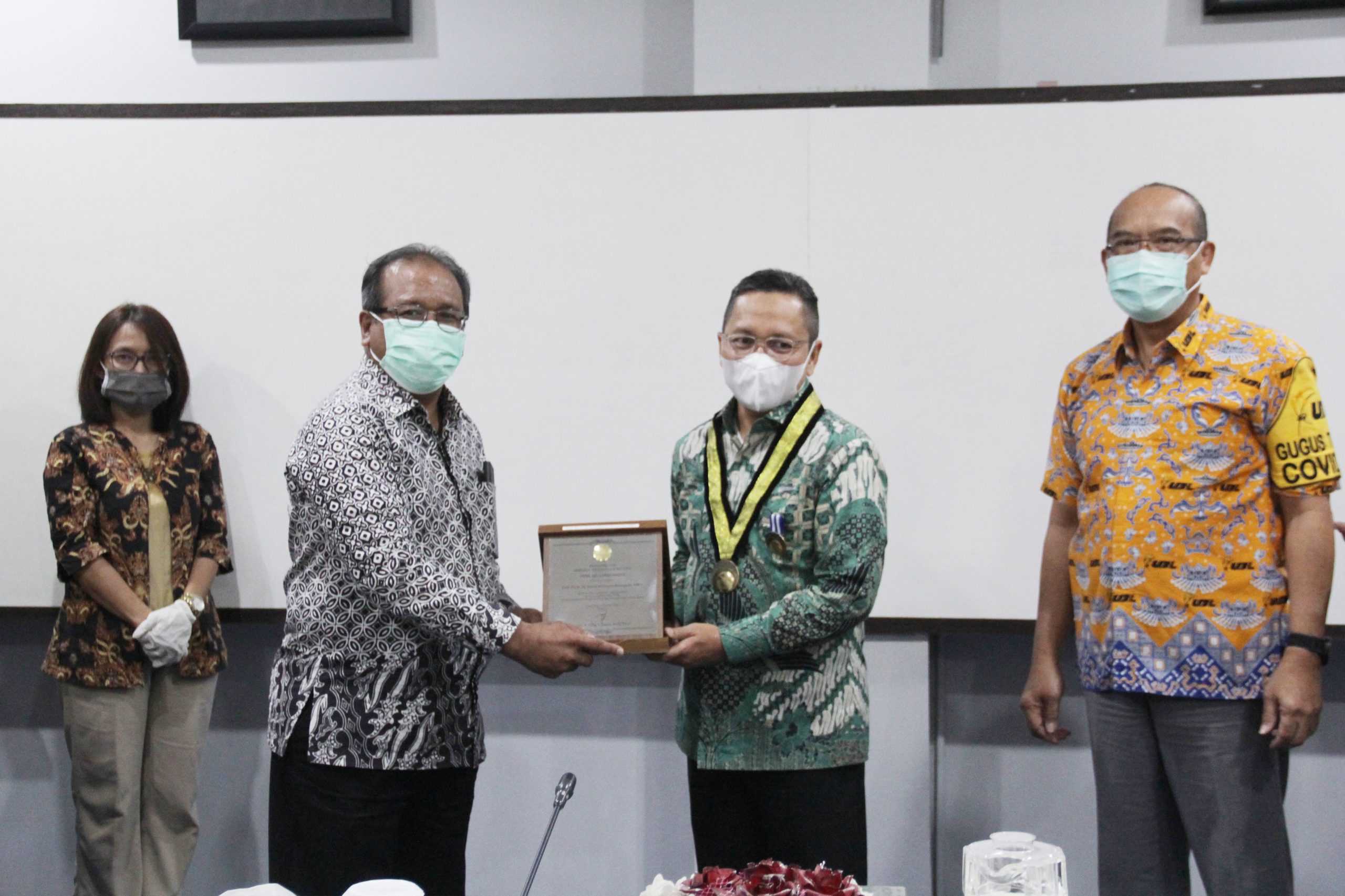 Rektor UBL Terima Penghargaan ITERA Adi Karsa Madya