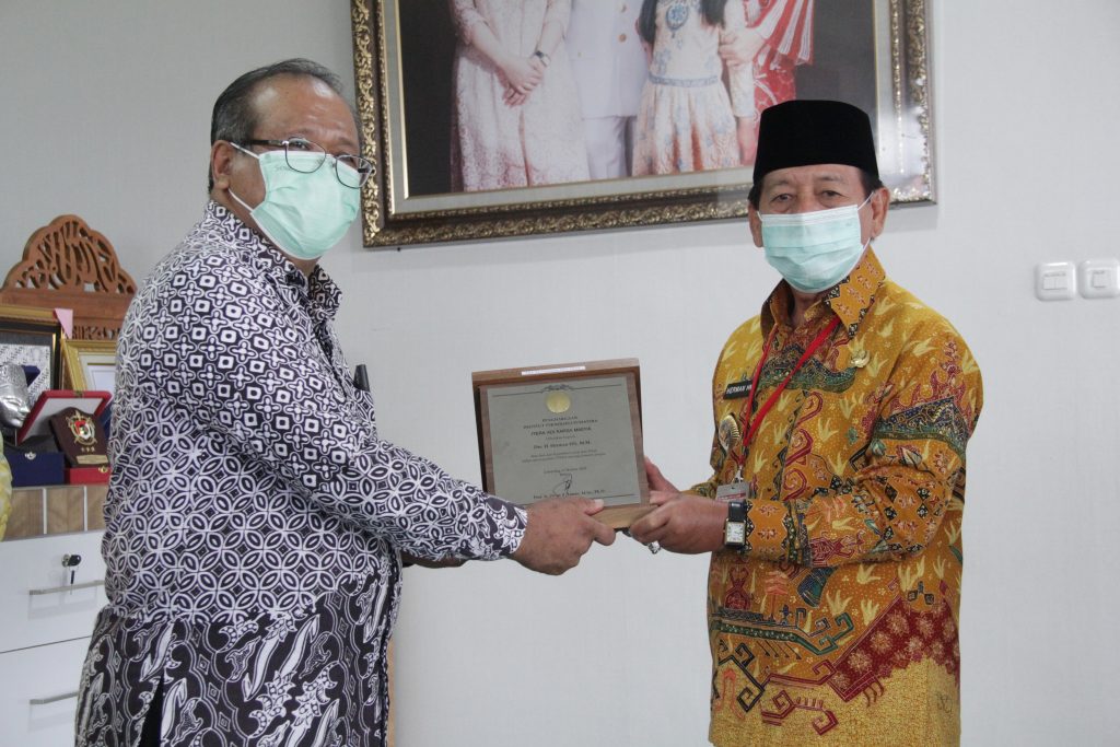 Rektor ITERA Prof. Ir. Ofyar Z Tamin, M.Sc., Ph.D., menyerahkan penghargaan kepada Wali Kota Bandar Lampung Drs, H. Herman HN, M.M., Jumat (9/10/2020). Foto : Humas Rudiyansyah
