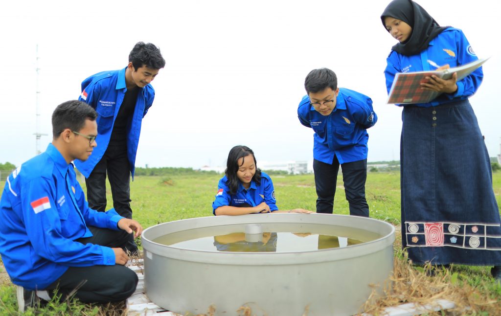 Mahasiswa ITERA melakukan pengamatan curah hujan di Taman Alat UPT MKG ITERA, beberapa waktu lalu. Foto : Dok. UPT MKG