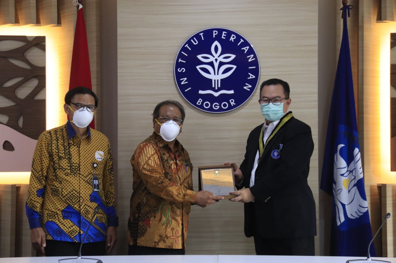 Berkontribusi dalam Pengembangan SDM Rektor IPB Terima Penghargaan  ITERA