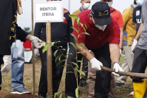 Tanam 1.000 Pohon Gaharu ITERA Gagas Gaharu Center