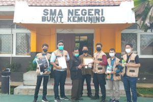 Tim ITERA Serahkan Karya Mahasiswa KKN pada Sekolah