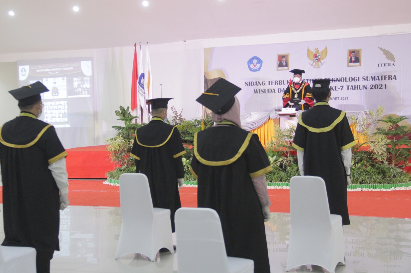 Wisuda 221 Mahasiswa Rektor ITERA Tekankan Kontribusi Alumni Bangun Sumatera