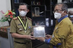 Rektor ITERA Serahkan Penghargaan ITERA Adi Karsa Madya kepada Gubernur Lampung