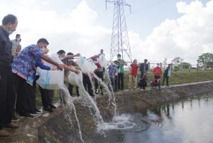 Ketua Komisi IV DPR RI Tebar 200.000 Benih Ikan di Embung ITERA