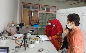 Jurusan Sains ITERA Latih Guru SMA Se Lampung Praktikum Fisika Modern