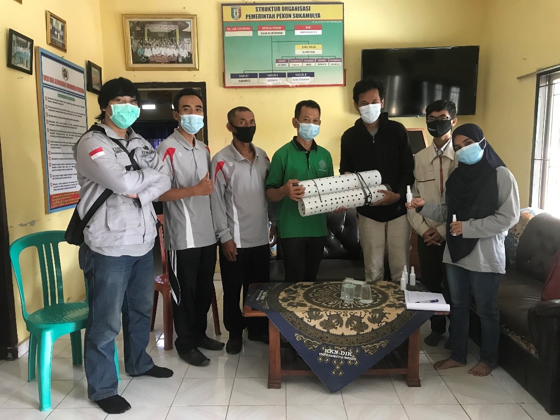 Mahasiswa ITERA Serahkan Alat Biopori di Pekon Sukamulya
