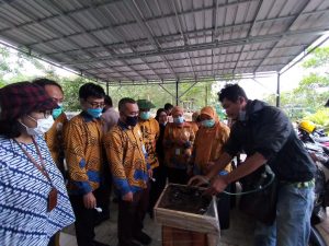 ITERA Panen Hasil Budidaya Madu Bersama Suhita Bee Farm