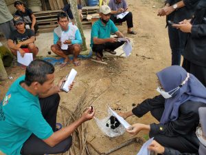 Manfaatkan Limbah Sekam Padi Mahasiswa KKN ITERA Buat Briket Arang