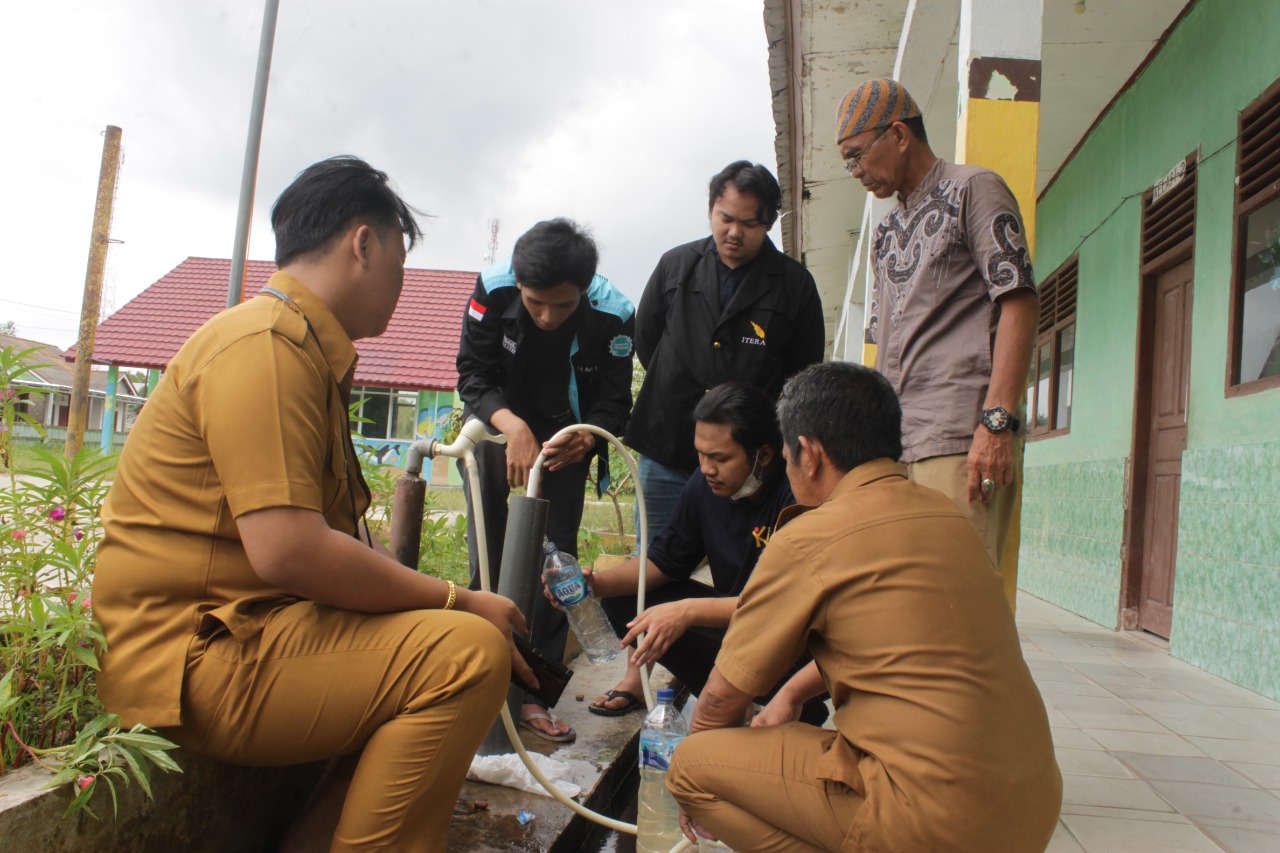 Mahasiswa ITERA Bantu Warga Mesuji Buat Filter Penjernih Air