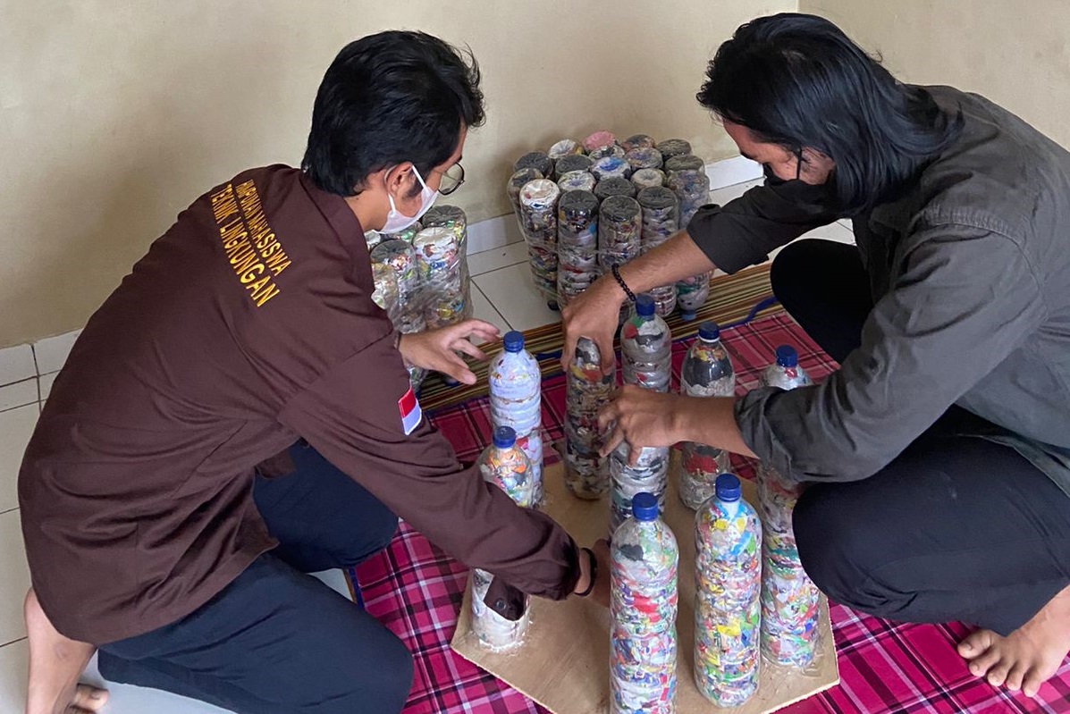 Hari Peduli Sampah Nasional Mahasiswa ITERA Manfaatkan Sampah Jadi Ecobrick