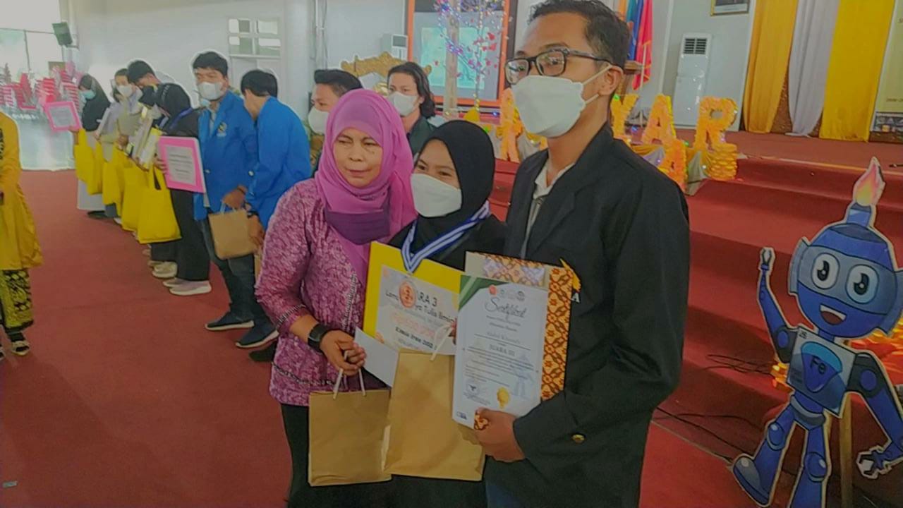 Teliti Kulit Pisang dan Serabut Kelapa untuk Filtrasi Air Mahasiswa ITERA Juara Se-Sumatera