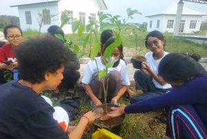 UKM Gamahira Lakukan Aksi Penghijauan Pura Vidya Dharma ITERA