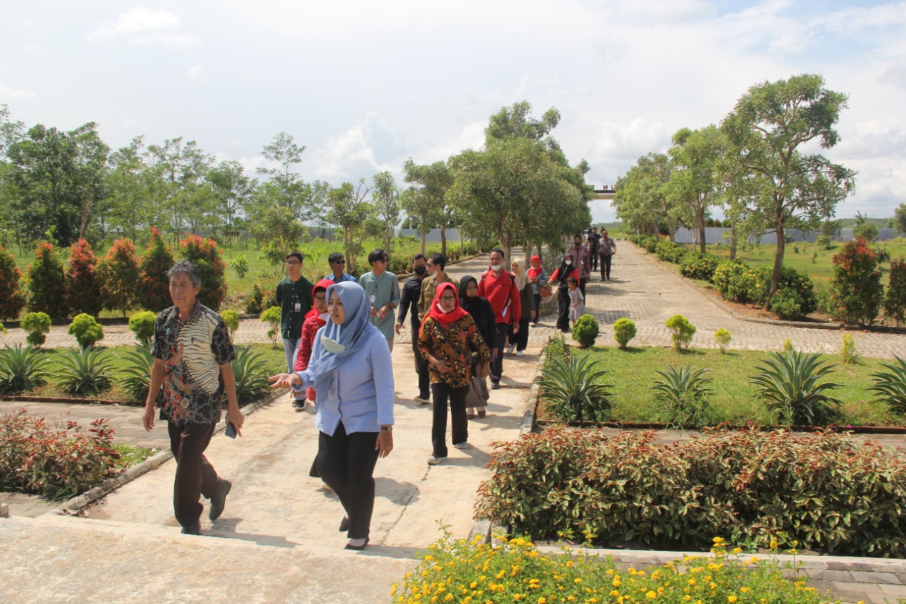 Coca-Cola bersama Forum Pendidik Desa Sukanegara Studi Banding ke Kebun Raya ITERA