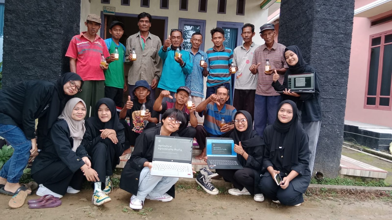 Mahasiswa ITERA Kenalkan Pupuk Organik Cair Kepada Kelompok Tani Desa Parerejo