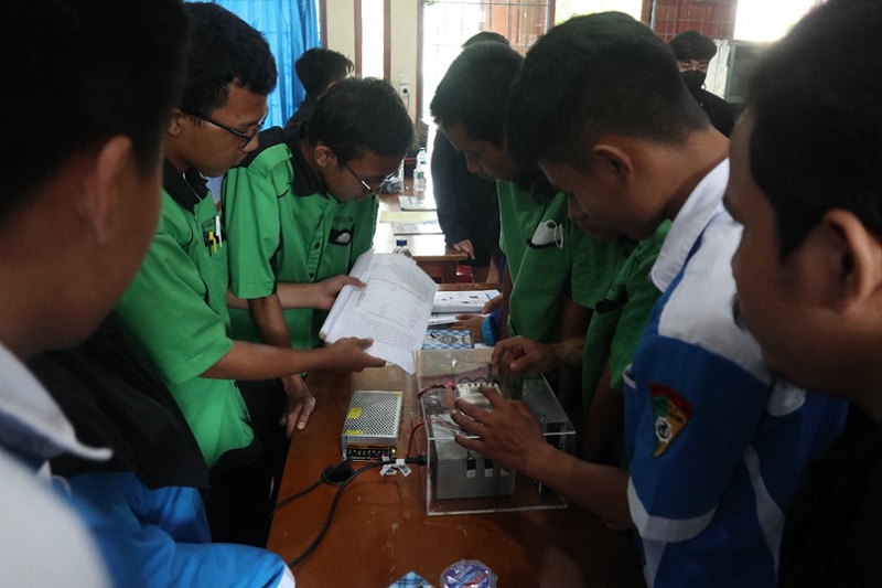 Dosen ITERA Latih Guru dan Siswa SMKN 2 Bandar Lampung Gunakan Teknologi PLC