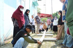 Jawab Keluhan Warga Soal Kondisi Air Dosen Teknik Lingkungan ITERA Demonstrasikan Pembuatan Filter Air Sederhana