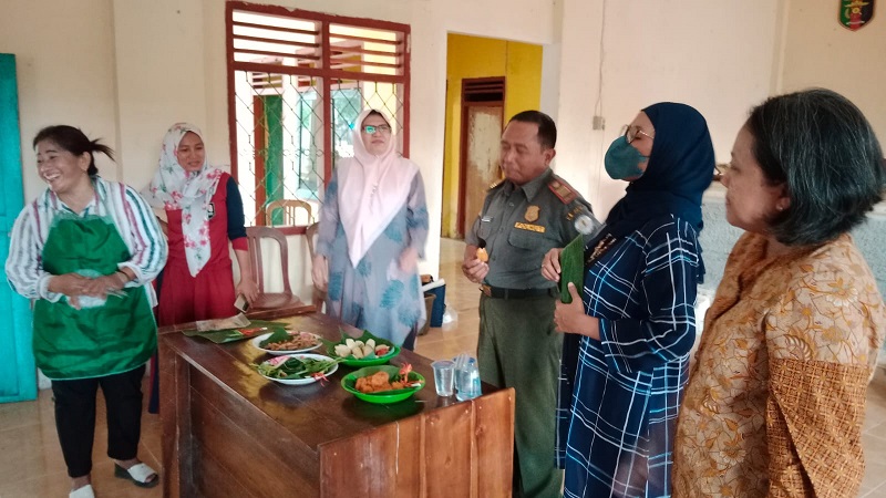 Dosen ITERA Bersama JPP dan Mitra Bentala Latih Warga Sekitar TNWK Keterampilan Olah Produk Ikan