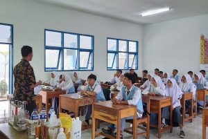Dosen Kimia ITERA Kolaborasi dengan Dosen Berbagai Kampus Jawa Barat Latih Pemuda Olah Limbah