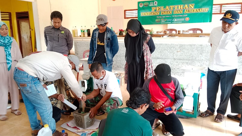 ITERA Bersama JPP dan Mitra Bentala Latih Warga Desa Penyangga TNWK Buat Pakan Alternatif