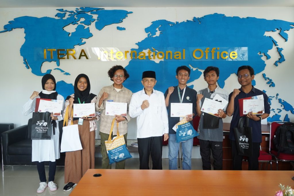 Imbau Efisiensi Energi Rektor ITERA Beri Hadiah Pemenang Kompetisi ...