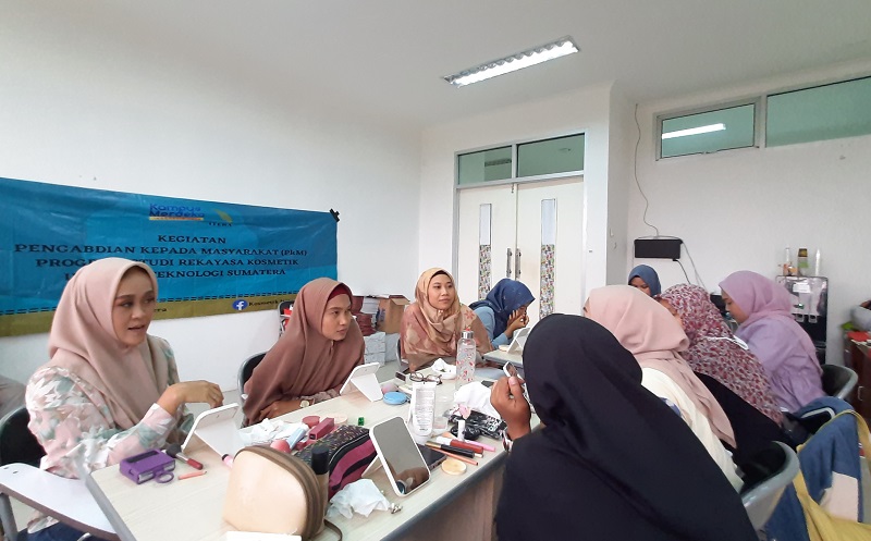 Prodi Rekayasa Kosmetik ITERA Adakan Beauty Class Bersama DWP ITERA